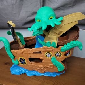 Thomas & Friends Pirate Ship Playset with Green Octopus